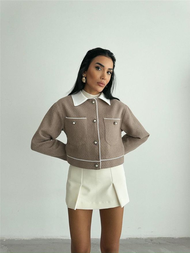 Veste courte en tweed beige avec col contrastant