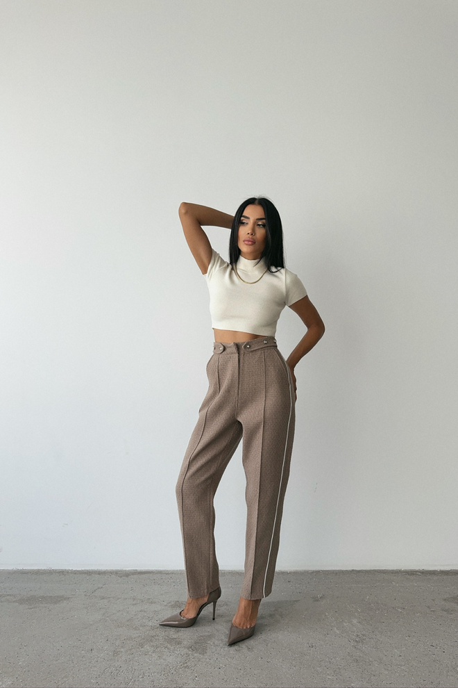 Pantalon beige en tweed avec boutons