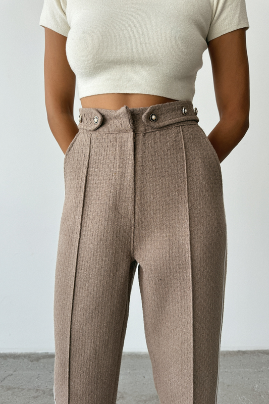 Pantalon beige en tweed avec boutons