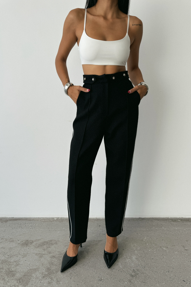 Pantalon noir taille haute avec détails