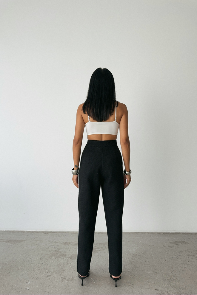 Pantalon noir taille haute avec détails