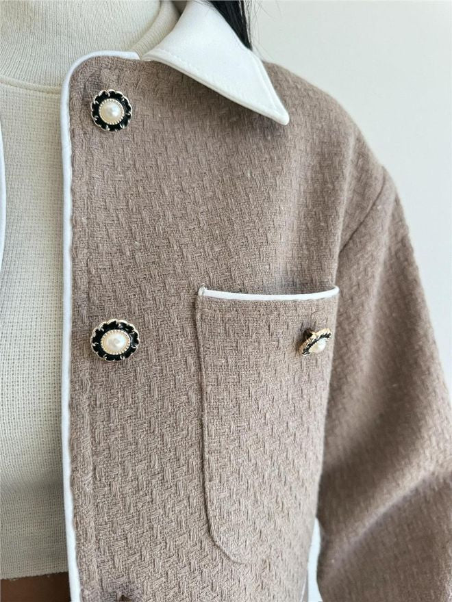 Veste courte en tweed beige avec col contrastant