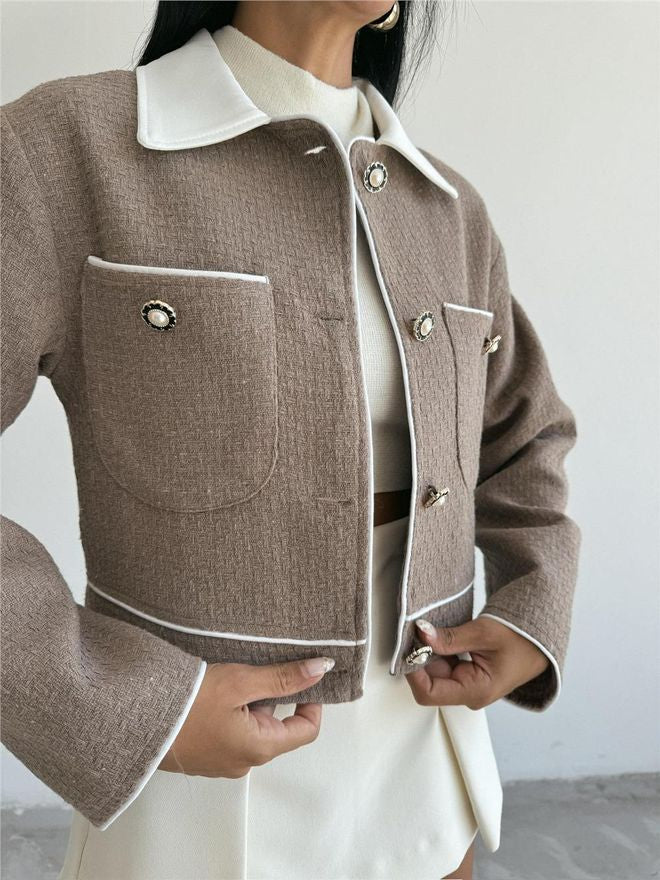 Veste courte en tweed beige avec col contrastant