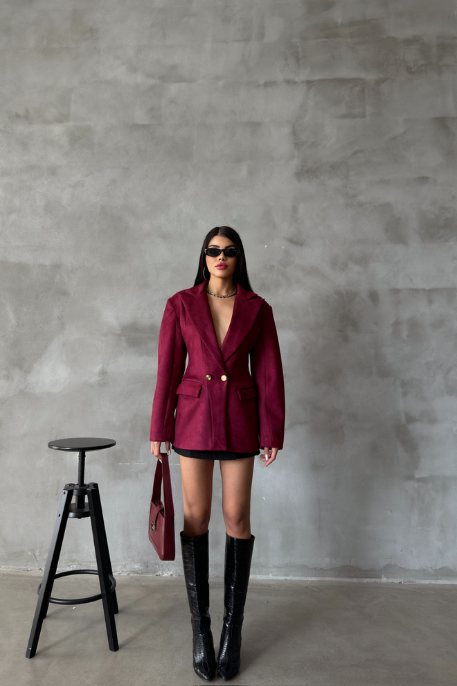 Blazer en velours bordeaux avec boutons dorés