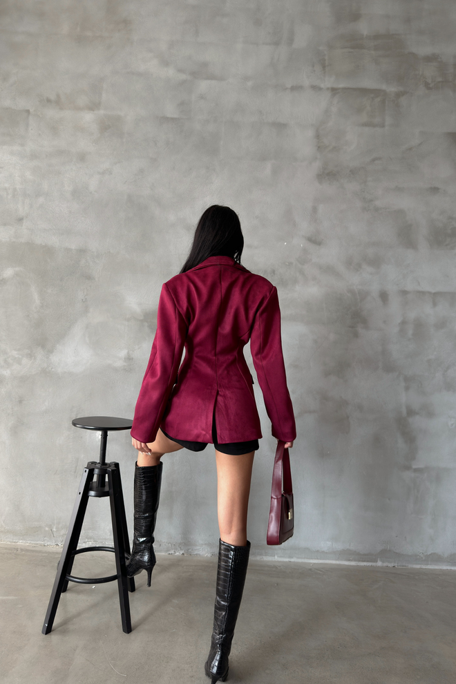 Blazer en velours bordeaux avec boutons dorés