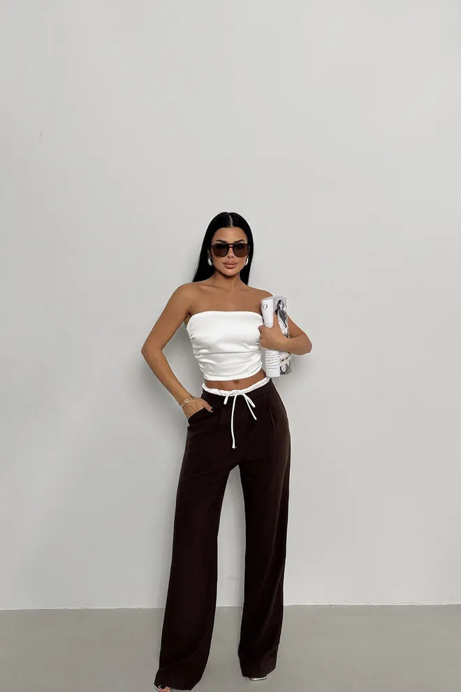 Pantalon fluide marron avec taille drapée et lien ajustable