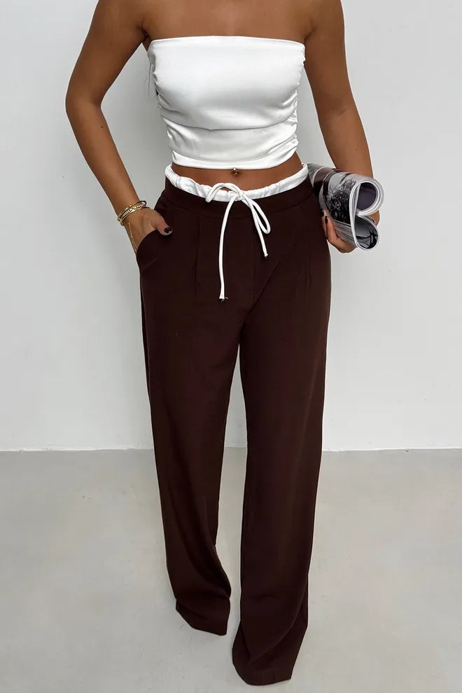 Pantalon fluide marron avec taille drapée et lien ajustable