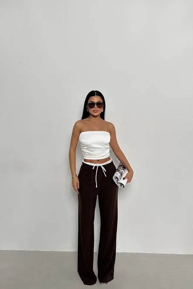 Pantalon fluide marron avec taille drapée et lien ajustable