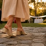 Chaussures pour un mariage invité : talon bloc nude et slingback doré, confort toute la journée