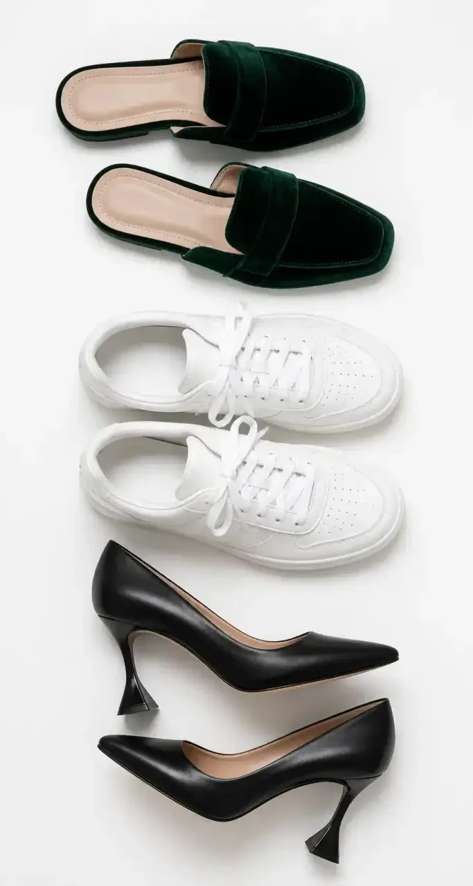 Collection de chaussures feminines : mules, sneakers et escarpins