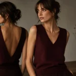 Gilet bordeau double porter, face et dos en miroir, studio
