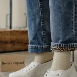 Jean a revers femme wide leg sur mannequin, revers visible