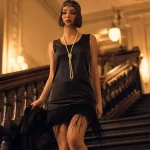Mode année 20 femme : robe droite Gatsby noire, perles et headband Art déco
