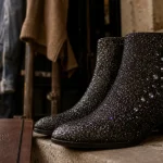 Bottines paillettes sur escalier, gros plan texture et talon 5 cm