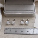 Boucles d’oreilles puces : zirconium et nacre, taille et rendu