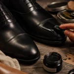Chaussure ciré avec crème nourrissante, sans résidus