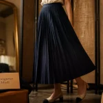 Comment porter une jupe plissée : longueur midi et chaussures qui allongent