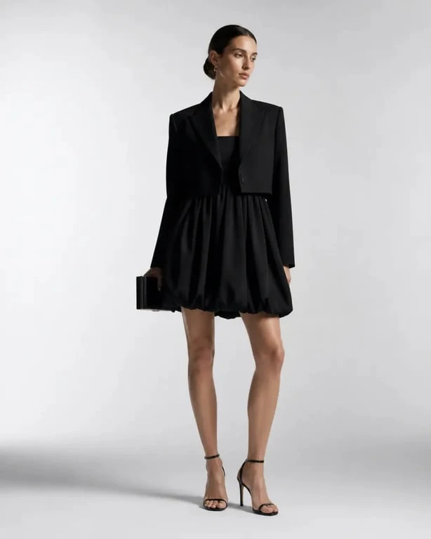 Robe ballon noire stylée pour une soirée avec blazer court, talons et pochette