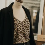 Leopard haut femme : top léopard beige en intérieur près d’un miroir
