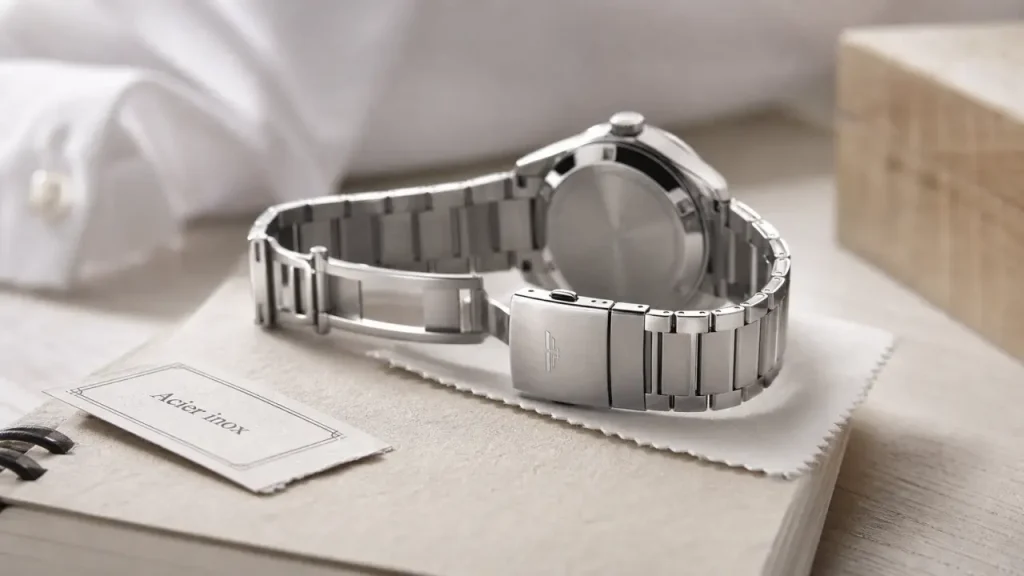 Montre bracelet acier femme : cadran, finition et mouvement pour bien choisir