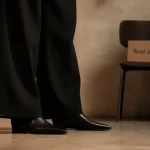 Quelle chaussures mettre avec un pantalon large : escarpins à bout pointu noirs