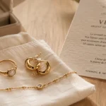 Bijoux en vermeil pour femme : bague, bracelet et boucles d’oreilles dorés sur table