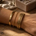 Bracelets tendance femme en empilement sur poignet, look chic durable