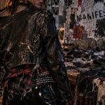 Punk style vestimentaire : Perfecto cuir noir, tartan froissé, clous et résille.