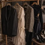 Quel est mon style vestimentaire ? Quatre profils mode en tenues sur cintres