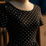 Robe petits pois midi en studio sur fond noir, motif polka dot