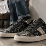 Baskets à paillettes noires et argentées en gros plan