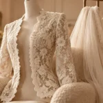 Veste mariage femme en dentelle pour couvrir les épaules et préserver la robe
